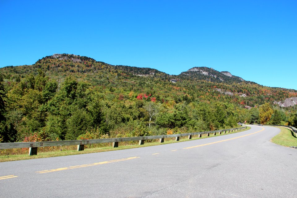 Grandfather Mountain from Beacon Heights parking lot, Oct 2016 1