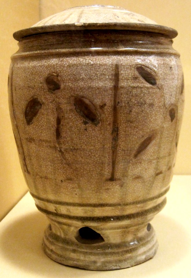 Grain jar from Vietnam, Thanh Hoa, 11th-12th century, porcelain with crackled glaze, HAA
