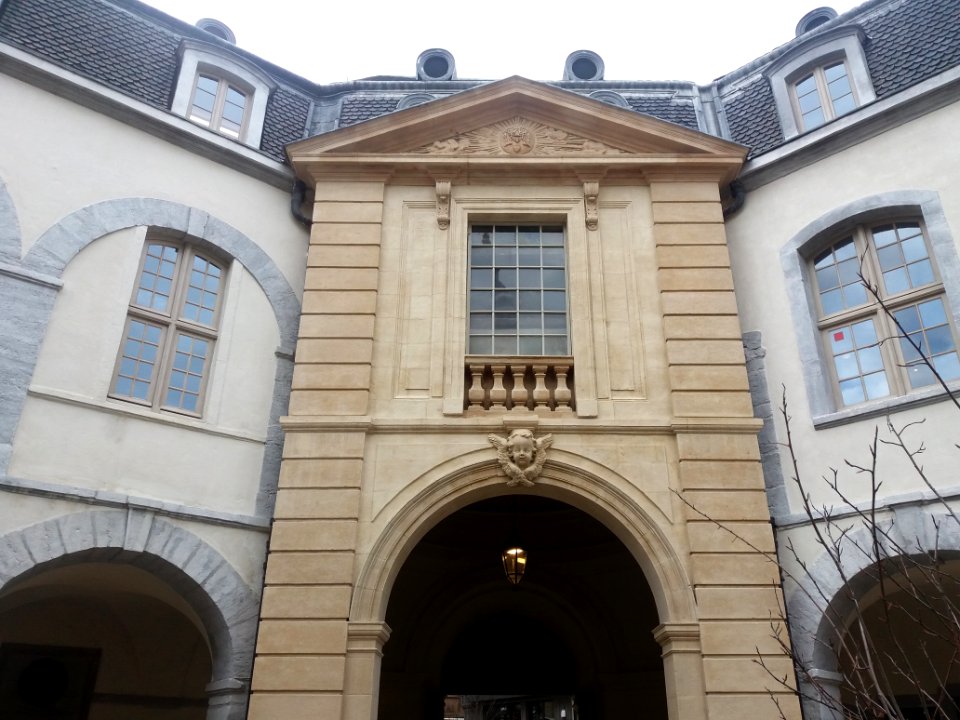 Hôtel-Dieu de Lyon - Cloître, façade de la sortie vers la place de l'Hôpital