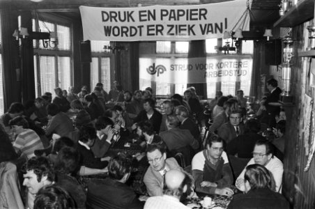 Grafisch personeel van dagblad De Stem in Breda besluit tijdens vergadering he, Bestanddeelnr 932-0476