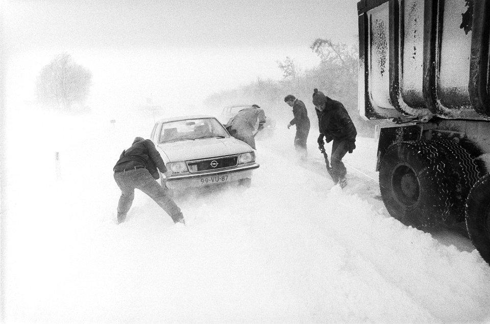 Grote sneeuwval maakt verkeer niet of nauweljks mogelijk automobilisten probere, Bestanddeelnr 930-1217