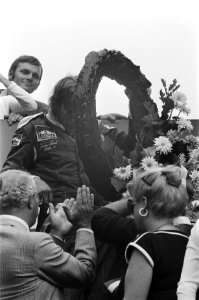 Grand Prix op Zandvoort, winnaar James Hunt tijdens huldiging, Bestanddeelnr 928-7514