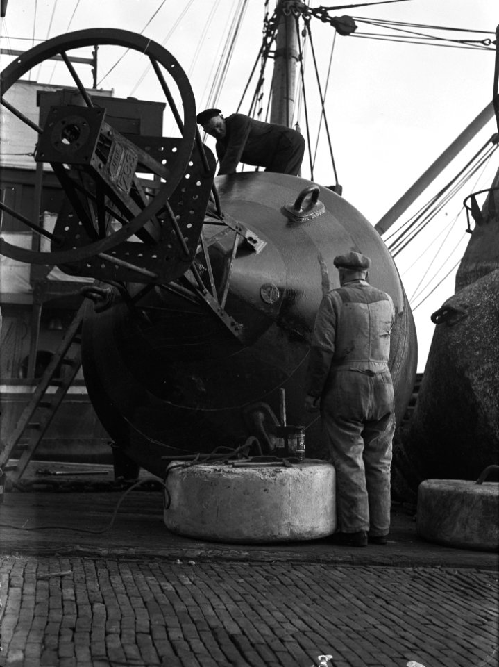 Grote schoonmaak in Den Helder schoonmaken boeien, Bestanddeelnr 902-0003
