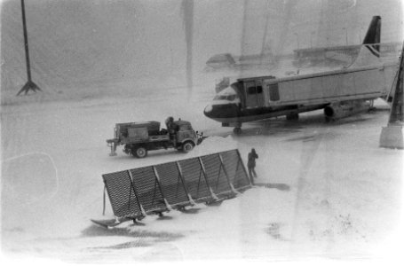 Grote sneeuwval maakt verkeer niet of nauweljks mogelijk sneeuwruimers op Schip, Bestanddeelnr 930-1211