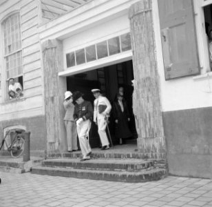 Gouverneur Brons verlaat het gebouw van de Staten van Suriname in Paramaribo, Bestanddeelnr 252-7068