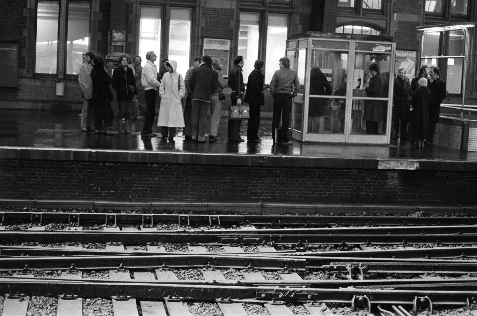 Grote sneeuwval maakt verkeer niet of nauweljks mogelijk geen treinverkeer op C, Bestanddeelnr 930-1207
