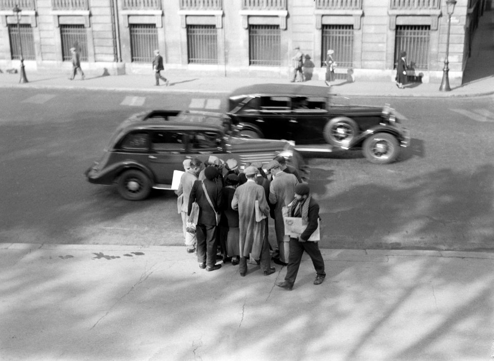 Groepje krantenbezorgers op straat, Bestanddeelnr 191-0394