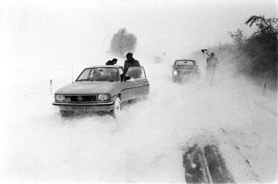 Grote sneeuwval maakt verkeer niet of nauweljks mogelijk automobilisten probere, Bestanddeelnr 930-1218