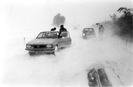Grote sneeuwval maakt verkeer niet of nauweljks mogelijk automobilisten probere, Bestanddeelnr 930-1218