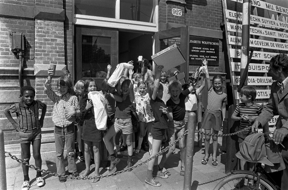 Grote vakantie begonnen voor scholen, kinderen verlaten school, Bestanddeelnr 926-5164