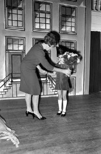 Gulden Huis geopend door mevrouw Samkalden . Mevrouw Samkalden krijgt bloemen, Bestanddeelnr 920-7837
