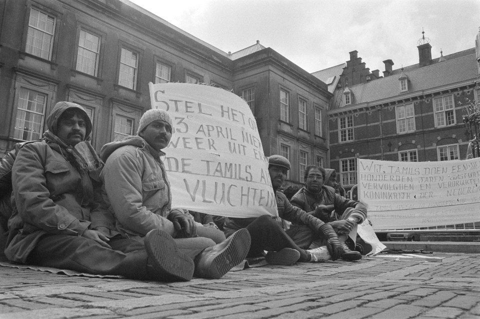 Groepje Tamils protesteert op Binnenhof om vluchtelingenstatus te verkrijgen, Bestanddeelnr 933-6323
