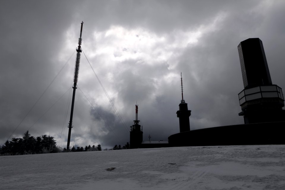 Großer Feldberg communication tower with snow 2021-04-06 10