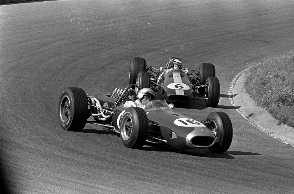 Grand Prix te Zandvoort, Jack Brabham in duel met Jim Clark (rechts), Bestanddeelnr 919-3861