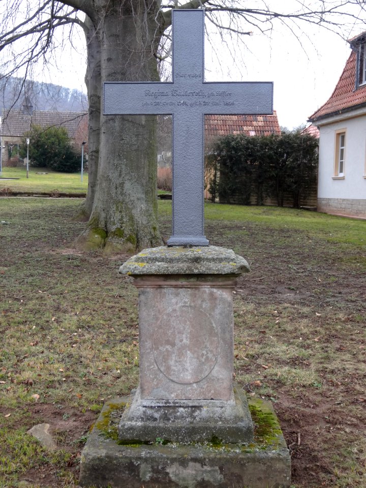 Grabkreuz in Kleinbartloff 1