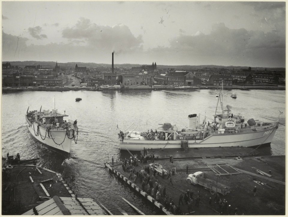 Haarlemse Scheepsbouw Maatschappij aan de Waarderweg 22a. Foto De tewaterlating van de mijnenveger Woerden van de Koninklijke Marine., NL-HlmNHA 54004646