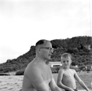 Gouverneur Struycken en zoon Huib op een zeilboot, Bestanddeelnr 252-3186