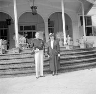 Gouverneur Brons en echtgenote voor het paleis van de gouverneur in Paramaribo, Bestanddeelnr 252-7071