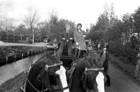 Gouden platen voor medewerkers Ja zuster, nee zuster Leen Jongewaard en Hetty B, Bestanddeelnr 921-8027
