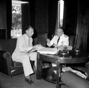 Gouverneur Klaasesz (rechts) in gesprek met een ambtenaar bij de voorbereiding v, Bestanddeelnr 252-2503 photo