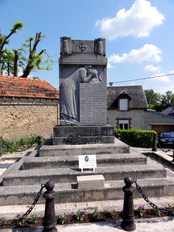 Gomont (Ardennes) Monument aux morts
