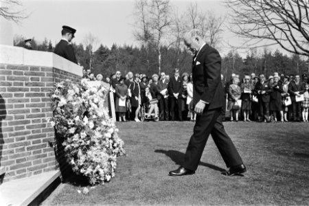 Gouverneur-generaal Michener legt een krans op de Canadese militaire begraafpla…, Bestanddeelnr 924-4592