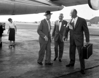 Gouverneur van Nieuw Guinea op Schiphol, dr. J. van Baal, Bestanddeelnr 908-7522