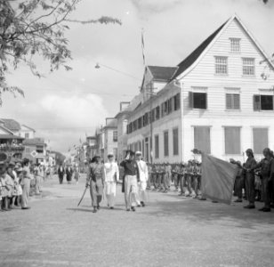 Gouverneur Brons, vergezeld van militairen, begroet de erewacht in Paramaribo op, Bestanddeelnr 252-7046