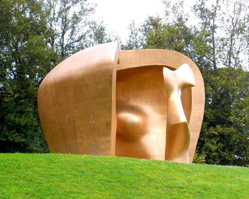 Guernica - Parque de los Pueblos de Europa, escultura 'Great figure in a shelter' (Henry Moore, 1986)
