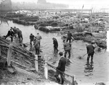 Haarlemse meisje helpen in Oude Tonge . Groepjes Schoonmaken straten, Bestanddeelnr 905-6262