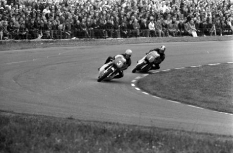 Giacomo Agostini en Bill Ivy op Jarva (2e) in de 350cc in actie, Bestanddeelnr 922-5808