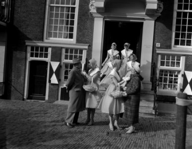 Haarlemse bloemenmeisjes in nieuw kostuum, Bestanddeelnr 910-2201