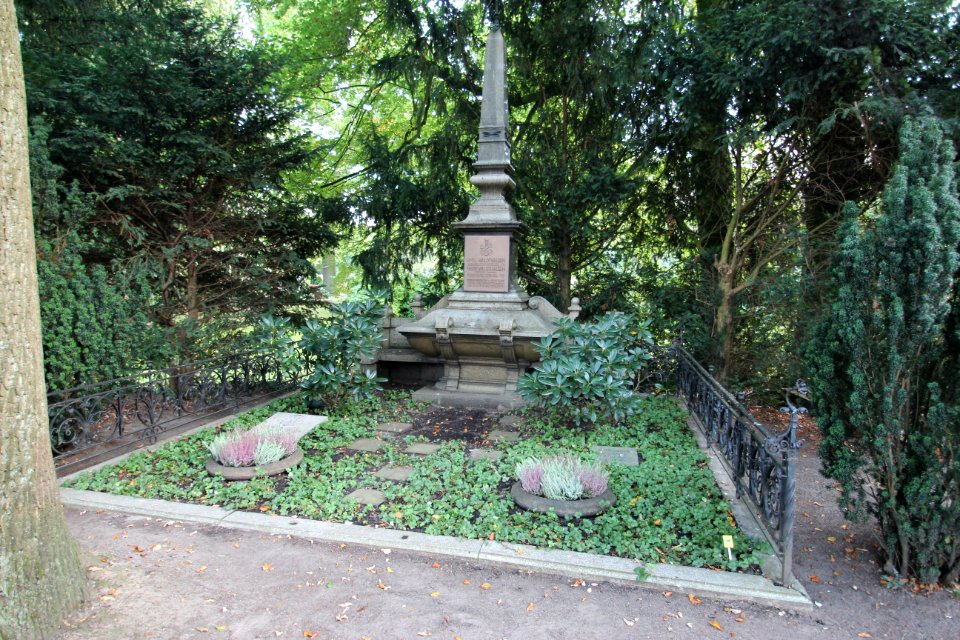 Grabmal Waldthausen in Bremen, Riensberger Friedhof