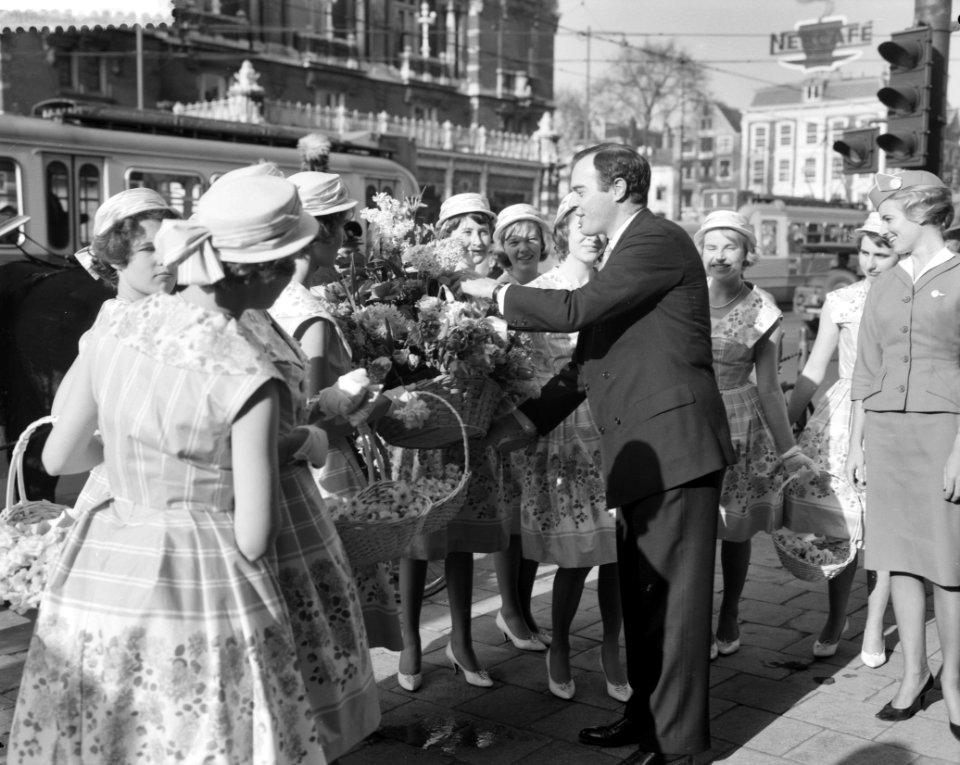 Haarlemse bloemenmeisjes bieden de heer Nugent een bloemenmand aan met de sleute, Bestanddeelnr 912-2196
