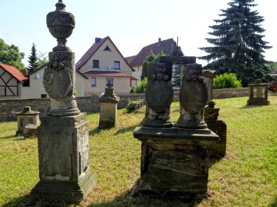 Grabsteine neben der Kirche von Bechstedtstraß 1