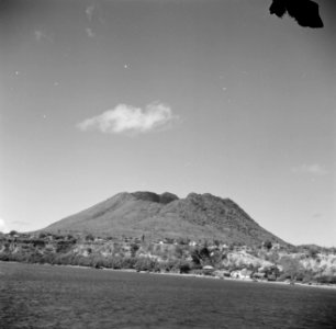 Gezicht op Sint Eustatius vanaf zee, Bestanddeelnr 252-8292