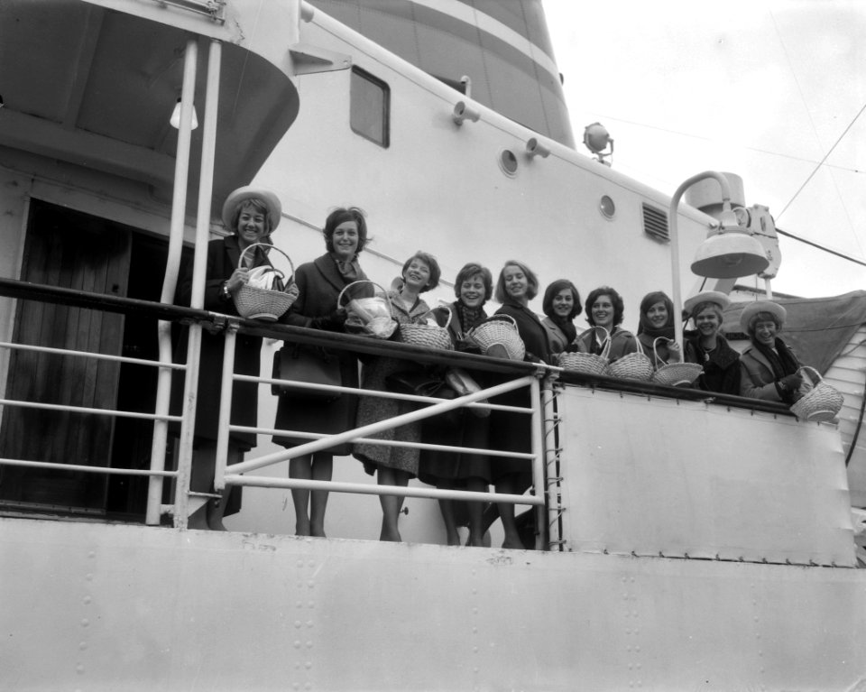 Haarlemse bloemenmeisjes naar Birmingham, vertrek bij Hoek van Holland, Bestanddeelnr 917-4647