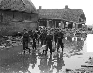 Haarlemse meisje helpen in Oude Tonge . Groepjes, Bestanddeelnr 905-6258