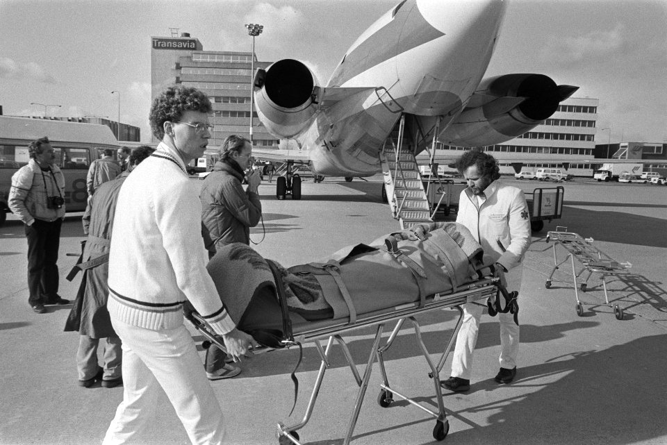 Gipsvlucht op Schiphol aangekomen patiënten worden het vliegtuig uitgedragen, Bestanddeelnr 932-8898