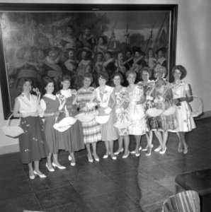 Haarlemse bloemenmeisjes 10-jarig bestaan, groep in kostuums van 1955-1964 ten v, Bestanddeelnr 916-2047
