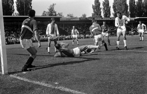 GVAV tegen Ajax 1-3, nr. 5 Krol (links) i.a. nr. 8A Rijnders (midden) i.a., Bestanddeelnr 922-6954