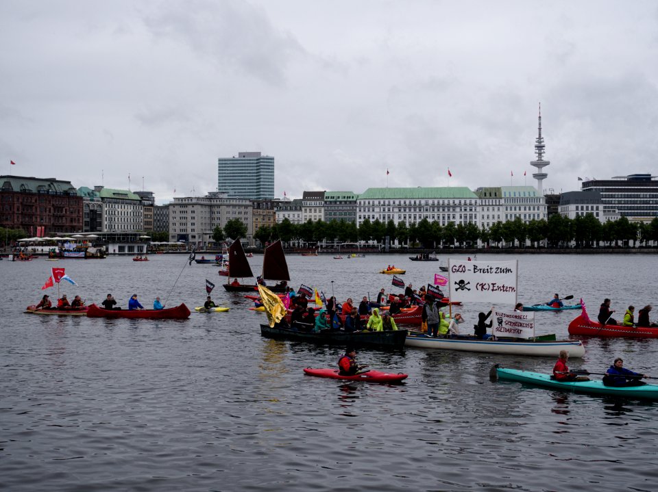 G20 Protestwelle Hamburg boats on the Binnenalster 05