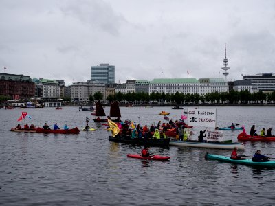G20 Protestwelle Hamburg boats on the Binnenalster 05