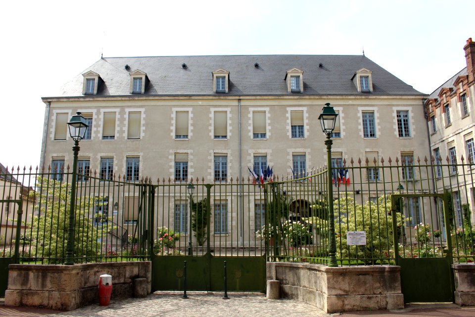 Hôtel Ville Montargis 1