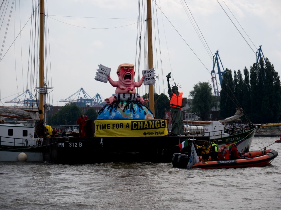 G20 hamburg 2017 greenpeace protest with trump statue