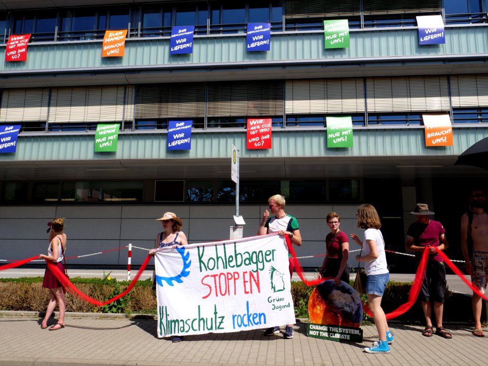 FridaysForFuture protest Cottbus red line at LEAG headquater 26-07-2019 16