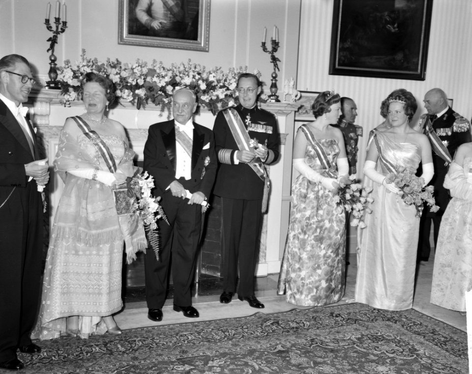 Galadiner in de Ambassade van Oostenrijk . Koningin Juliana, Scharf, Dr. G. Afus, Bestanddeelnr 912-4943
