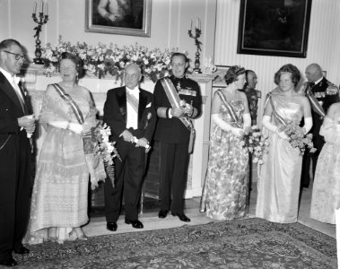 Galadiner in de Ambassade van Oostenrijk . Koningin Juliana, Scharf, Dr. G. Afus, Bestanddeelnr 912-4943