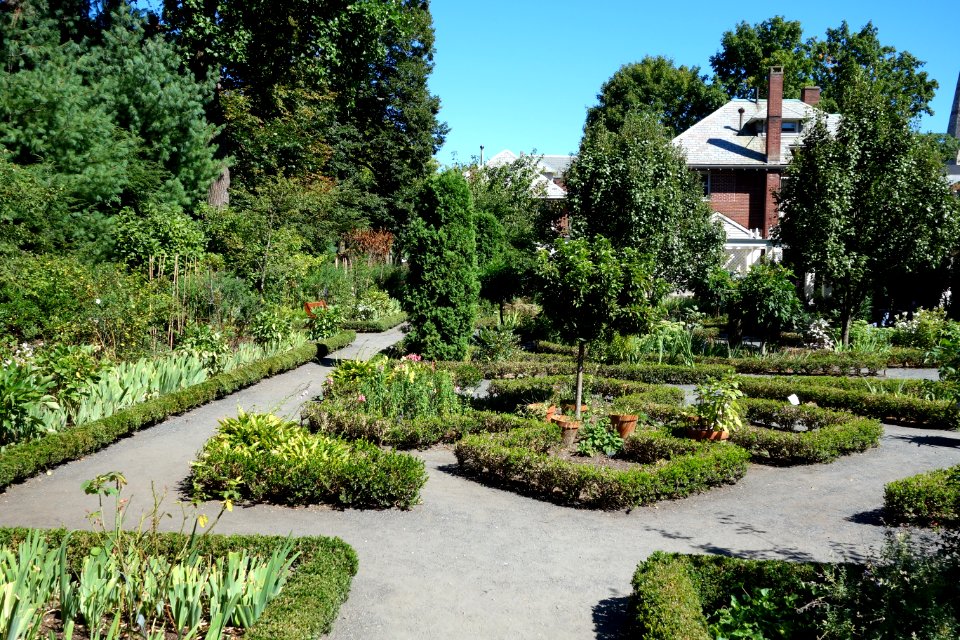 Garden - Longfellow National Historic Site - DSC04847