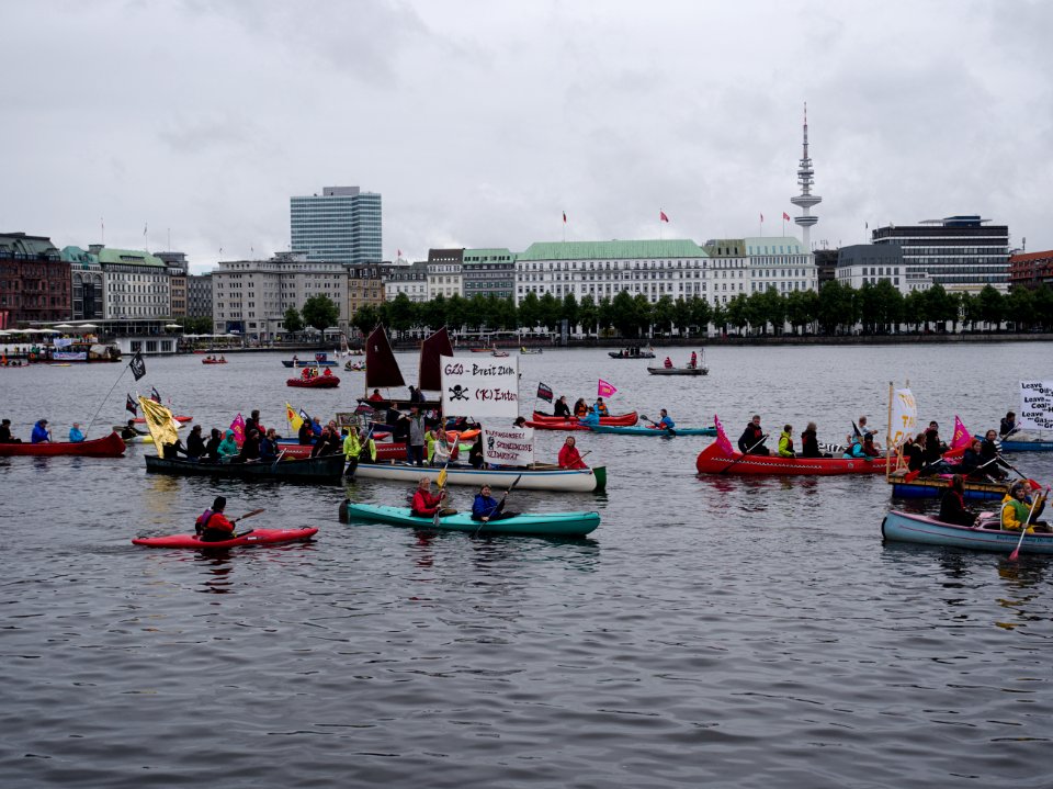 G20 Protestwelle Hamburg boats on the Binnenalster 04